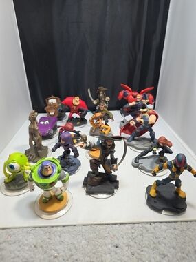 Disney Infinity Lot of 17 Marvel/ Pixar/ Disney/ Star Wars (DR)